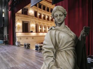 allestimento della scenografia del "Manon Lescaut" al Teatro Galli 