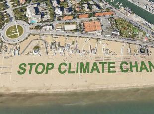 scritta sulla spiaggia “Stop Climate Change”