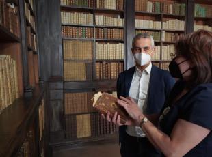 Sindaco e Nadia Bizzocchi nuova direttrice della Biblioteca civica Gambalunga