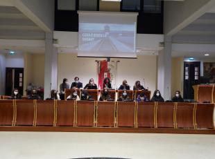 Momenti dell'incontro nel Consiglio comunale  