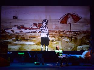 Claudio Casadio e le illustrazioni animate di Andrea Bruno. Foto di Tommaso Le Pera
