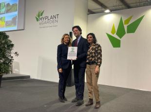 Assessore Mattia Morolli, Chiara Fravisini e Carlotta Fabbri con il premio assegnato al Comune di Rimini 