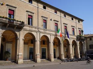 Lutto nazionale per l'alluvione in Emilia Romagna, le bandiere a mezz'asta  Palazzo Garampi