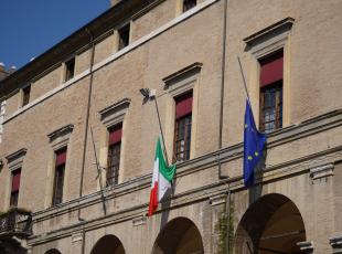 Lutto nazionale per l'alluvione in Emilia Romagna, le bandiere a mezz'asta  Palazzo Garampi