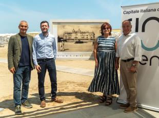 “Tutti al mare”, la mostra fotografica diffusa che racconta 180 anni di vacanza a Rimini