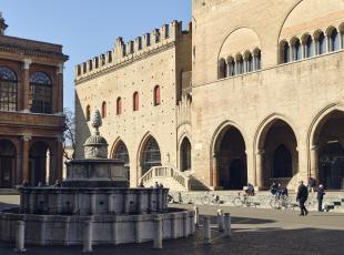 Piazza Cavour: Palazzi Arengo e Podestà, fontana e Teatro Galli