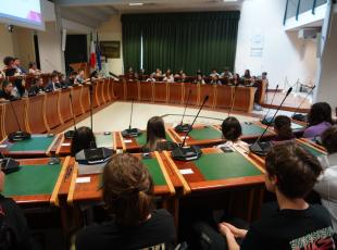 Progetto Giusti - incontro con gli studenti nella sala del Consiglio comunale 