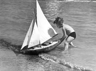 “Tutti al mare”, la mostra fotografica diffusa che racconta 180 anni di vacanza a Rimini