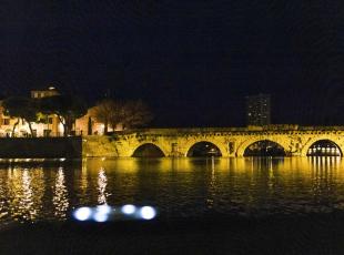 Ponte di Tiberio illuminato di giallo
