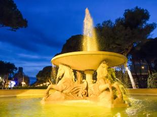 Fontana dei 4 cavalli illuminata di giallo