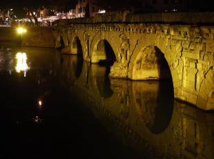 Ponte di Tiberio illuminato di giallo
