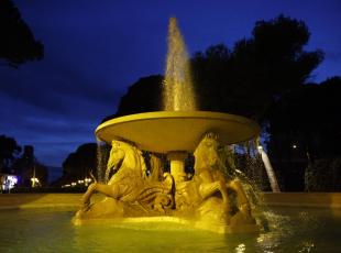 Fontana dei 4 cavalli illuminata di giallo