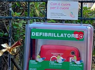 Installato il defibrillatore donato dall’Associazione “Con le ali di Chiara” alle scuole per l’infanzia “Glicine” e “Rondine”