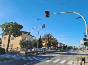 impianto semaforico pedonale a chiamata sulla via Emilia, a Santa Giustina