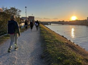 Benessere in movimento lungo il fiume