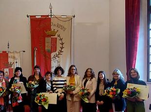 foto di gruppo con le donne premiate insieme alla vicesindaca Chiara Bellini