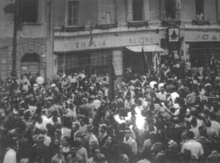 piazza_cazour_durante_una_manifestazione_tra_la_farmacia_e_spazi_si_vede_il_salone_di_barbiere