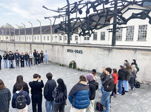 deposizione_corona_degli_studenti_riminesi_al_camp_concentramento_di_dachau
