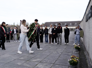 deposizione_corona_degli_studenti_riminesi_al_camp_concentramento_di_dachau_
