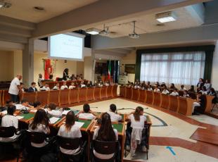 Nella sala del Consiglio comunale gli studenti di Miramare hanno animato l’evento conclusivo del percorso "I Giusti tra le Nazioni"