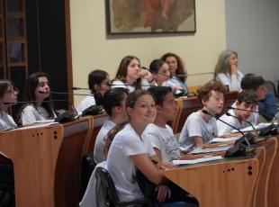 Nella sala del Consiglio comunale gli studenti di Miramare hanno animato l’evento conclusivo del percorso "I Giusti tra le Nazioni"