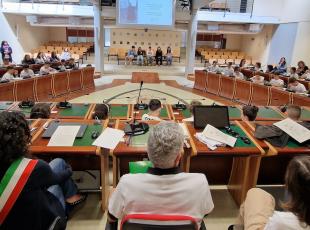 Nella sala del Consiglio comunale gli studenti di Miramare hanno animato l’evento conclusivo del percorso "I Giusti tra le Nazioni"