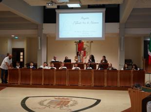 Nella sala del Consiglio comunale gli studenti di Miramare hanno animato l’evento conclusivo del percorso "I Giusti tra le Nazioni"