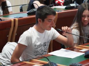 Nella sala del Consiglio comunale gli studenti di Miramare hanno animato l’evento conclusivo del percorso "I Giusti tra le Nazioni"