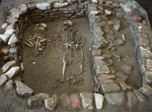 scavo_archeologico_teatro_galli002_sepolcreto.jpg