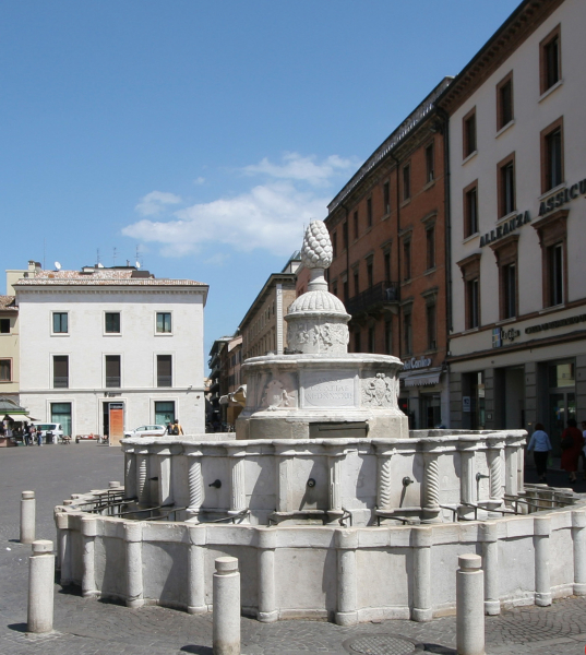 fontana della pigna