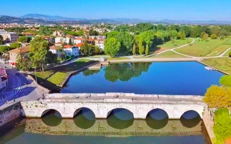rimini_panorama_del_ponte_di_tiberio.jpg