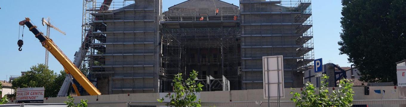 05_teatro_galli_posizionamento_travi_panorama_3_0.jpg