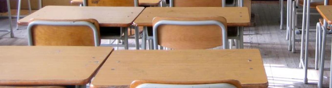 banchi-di-scuola-vuoti.jpg