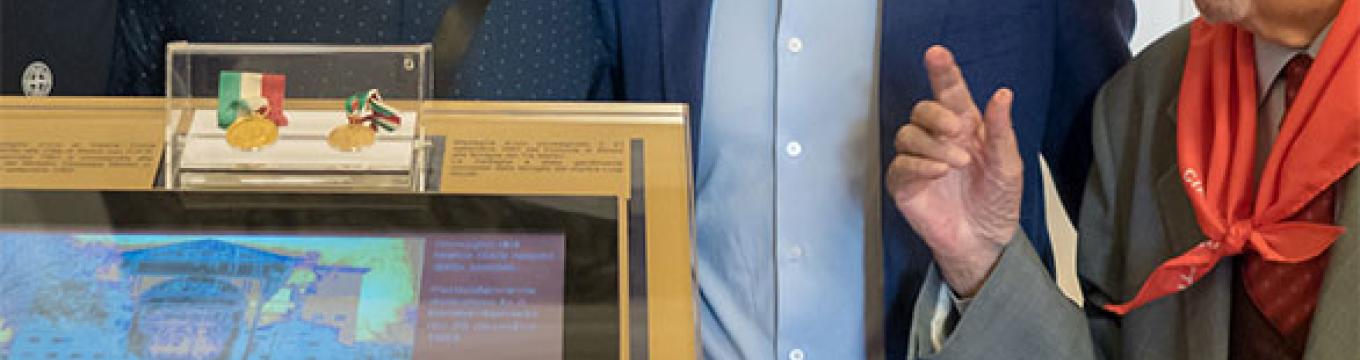 gnassi-con-i-parenti-del-martire-luigi-nicolo-e-valter-vallicelli-presidente-anpi-rimini.jpg